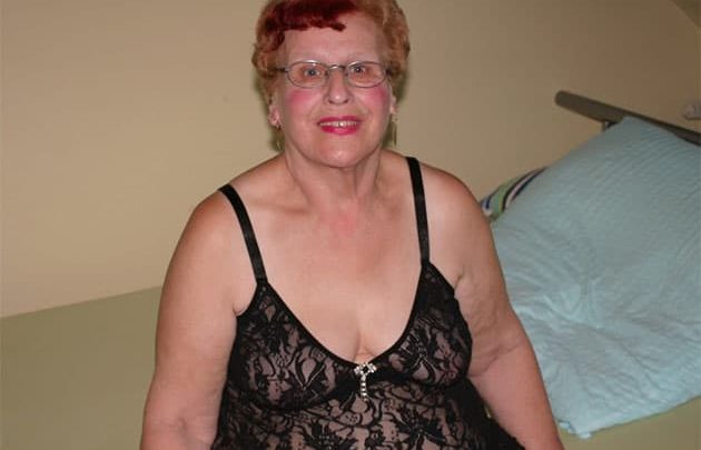 Alte Oma vor der Sex Chat Webcam