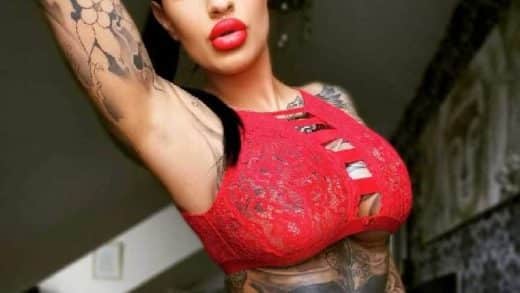 Sexy Tattoo Girl live vor der Sexcam